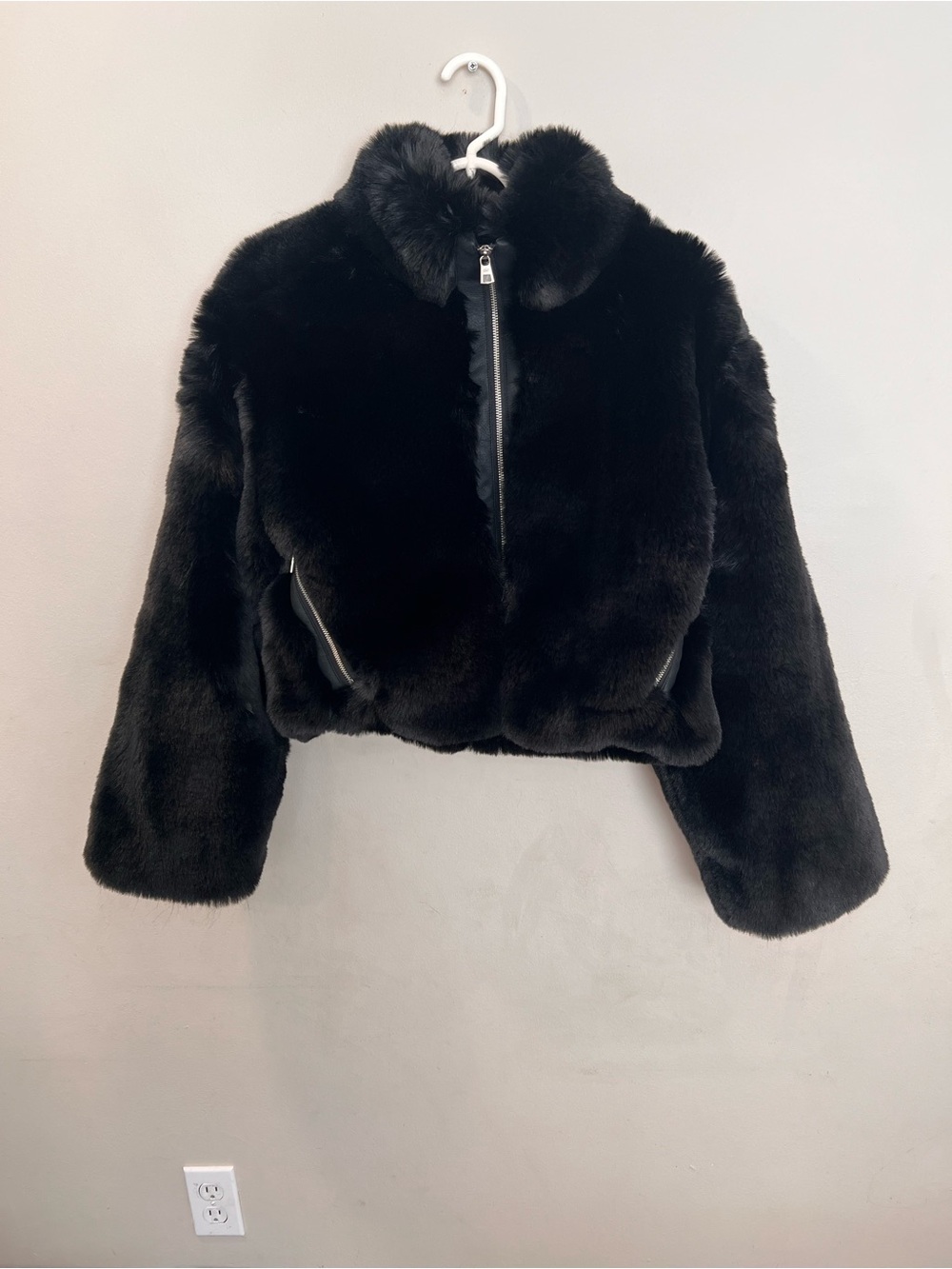 NWOT Alo Yoga Faux Fur  Cropped Zippered Jacket W / Pockets Size Small